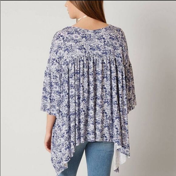 Gimmicks by BKE Trapeze By Buckle Blue Asymmetrical  top - Picture 6 of 9